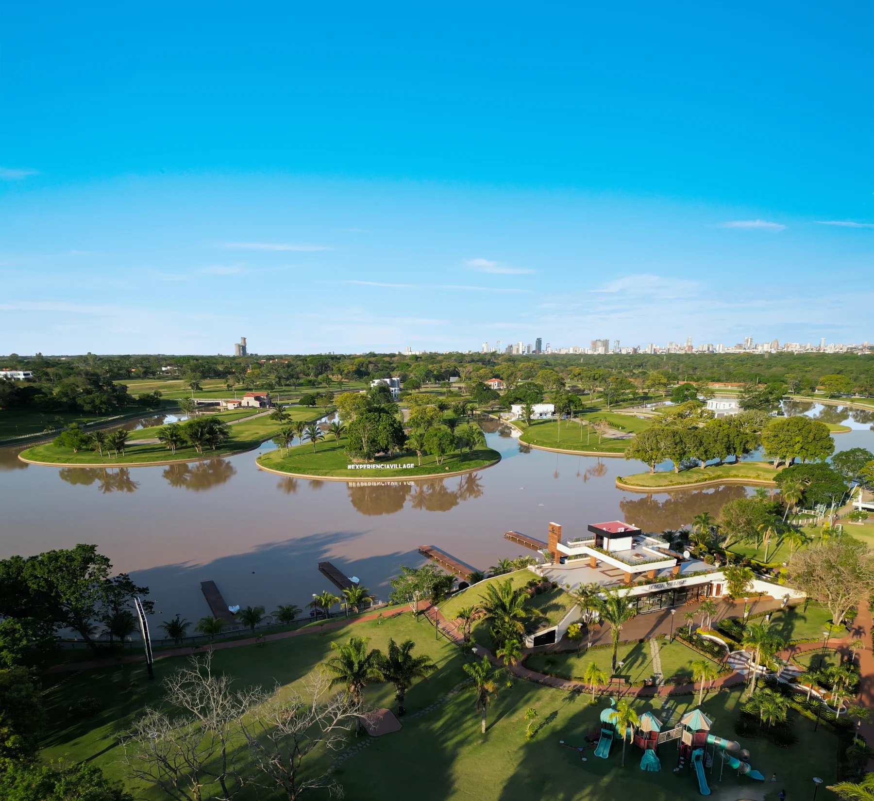 Vista aérea de la laguna y áreas verdes del Country Club