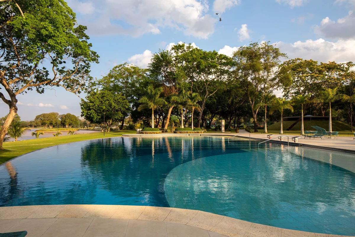 Piscina del Country Club rodeada de naturaleza