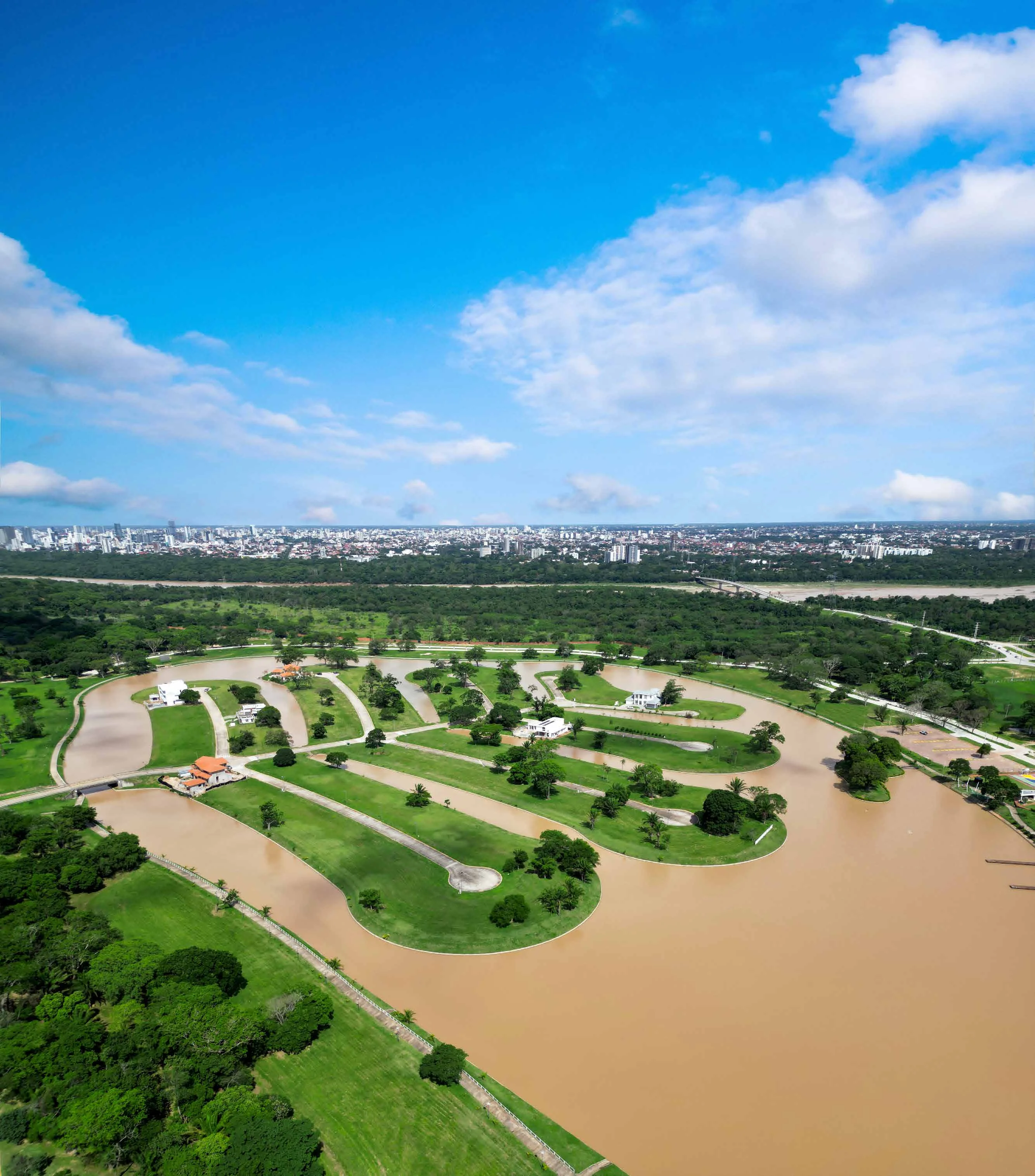 Vista aérea de Urubó Village, sus lagunas y la ciudad de Santa Cruz al fondo