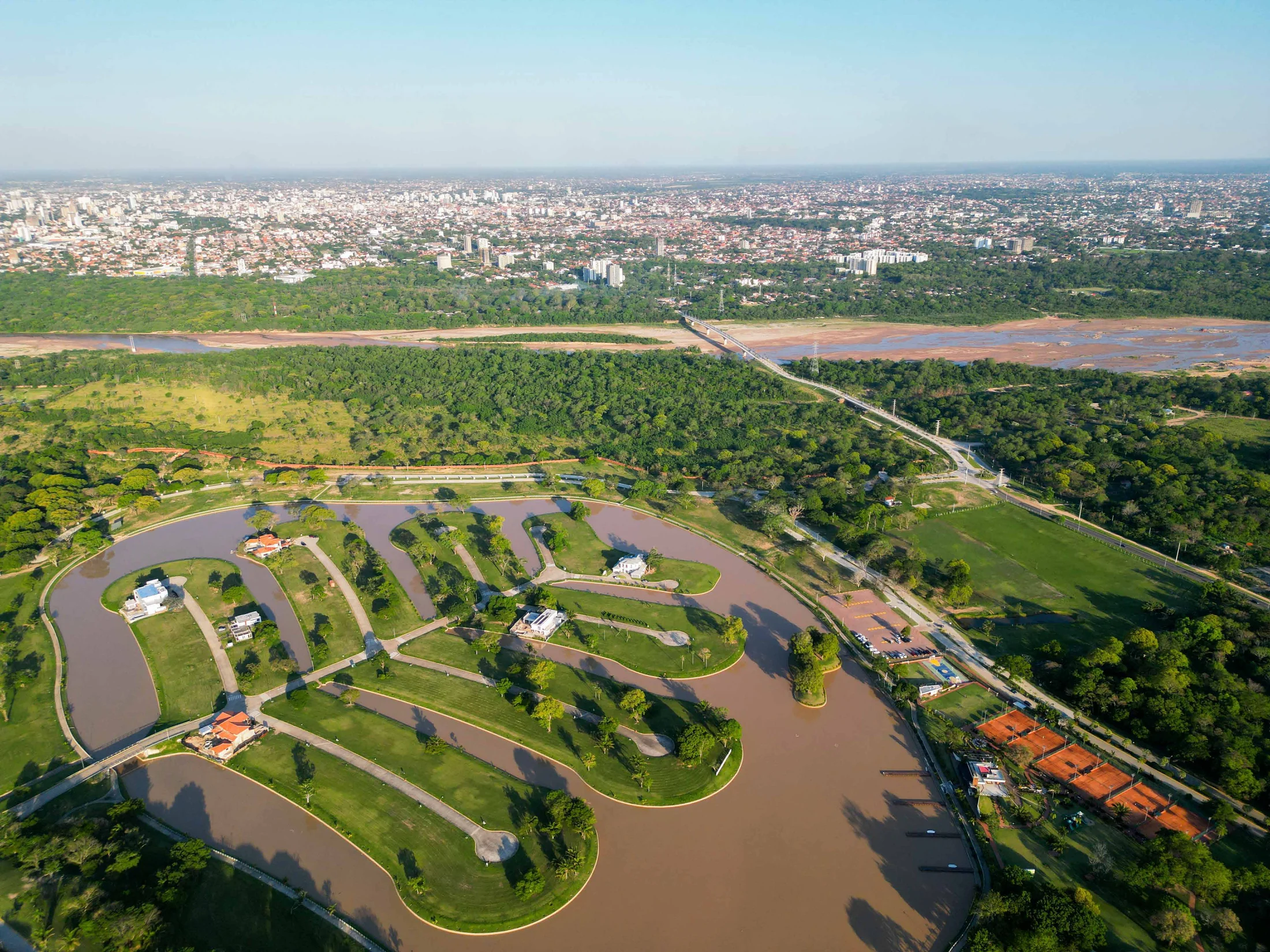 Vista aérea de Urubó Village, sus lagunas y la conexión con Santa Cruz