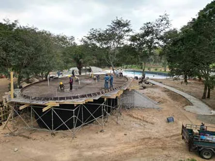 Piscina y área social junto a la laguna